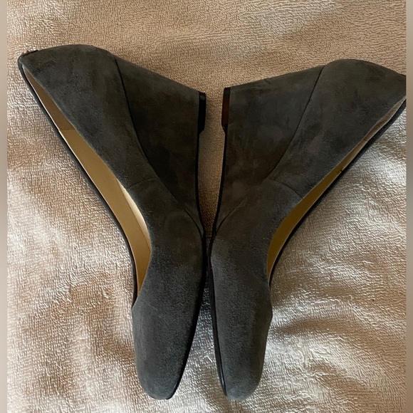 Isaac Mizrahi sz 7 Kendal lovely grey suede wedge heels for spring. VGUC - Picture 4 of 16